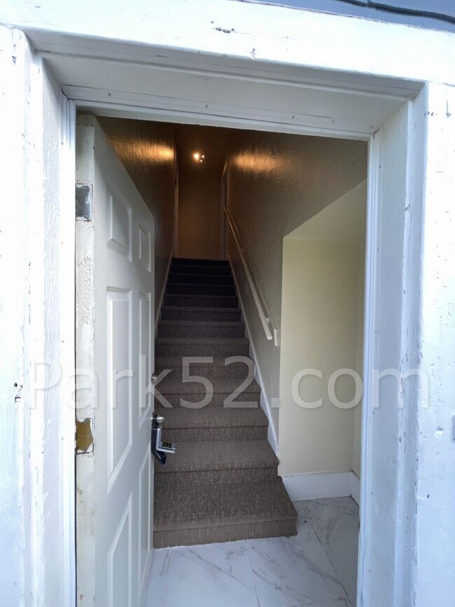 Building Photo - 2 Bedroom Tacoma Duplex