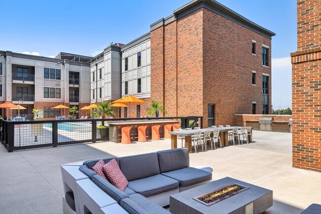 Building Photo - 601 Meeting St