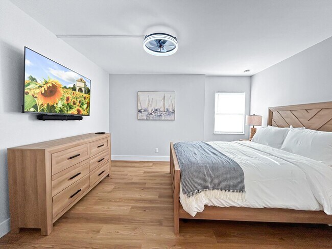 Building Photo - Stunning Furnished Waterfront Condo – 2 Beds / 2 Baths with Gulf-to-Bay Views!