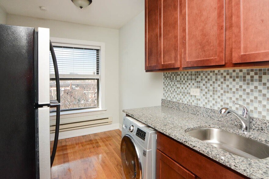 Building Photo - 562 W Arlington Pl