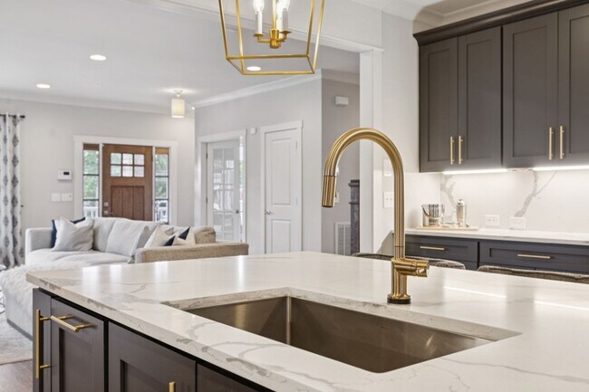 Building Photo - 2310 Vaulx Ln