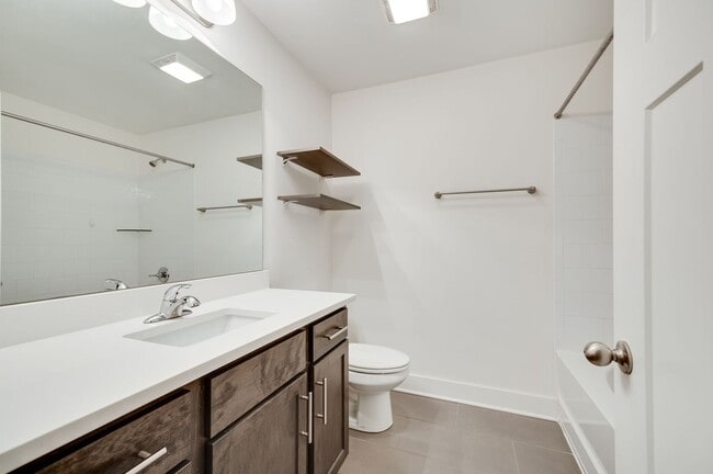 Building Photo - Beautiful 2BE/2.5BA townhouse located in the very desirable Nations!