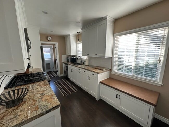 Building Photo - Lakewood living