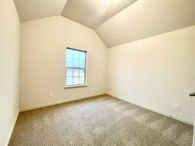 Building Photo - 16629 Freshwater Dr