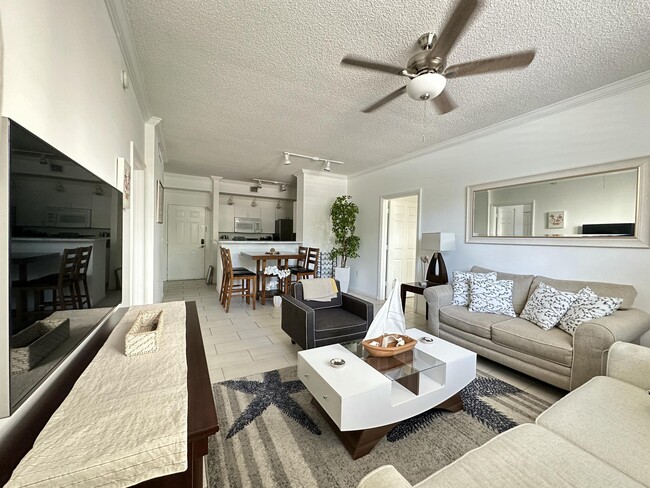 Building Photo - 720 S Sapodilla Ave