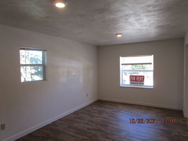 Building Photo - 946 Lewis Dr