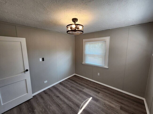 Building Photo - Newly Renovated 3-Bedroom Property in Prim...