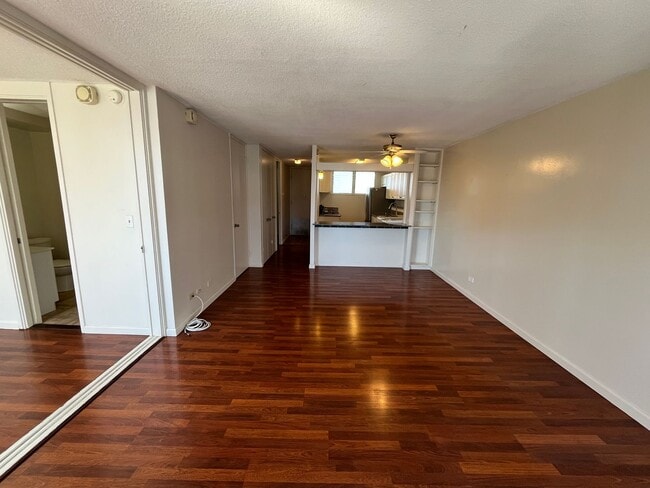 Building Photo - Woodrose (Honolulu) - Basic cable/electricity included!! 2 bedroom, 1.5 bathroom, 1 parking