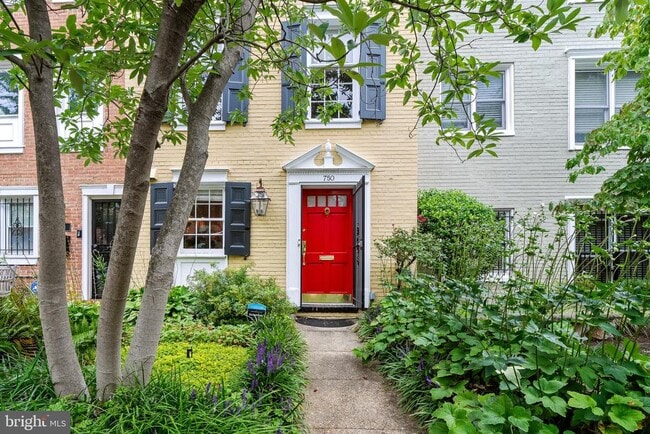 Building Photo - 750 9th St SE