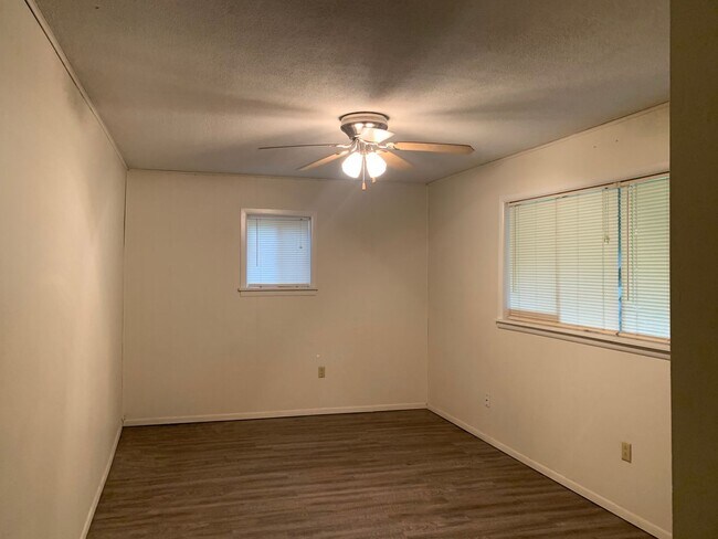 Building Photo - Two story home, convenient location, 2950 sf