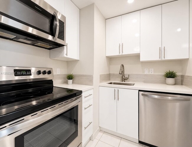 Building Photo - 2899 Collins Ave