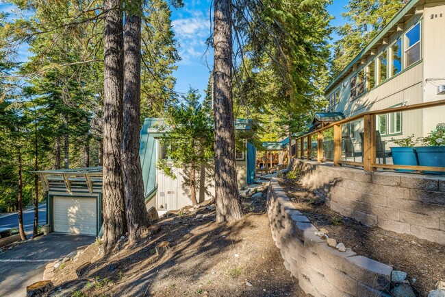 Building Photo - Quiet Scenic 4 Bedroom Tahoma Ski Lease