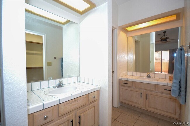 Building Photo - 2911 Country Club Dr