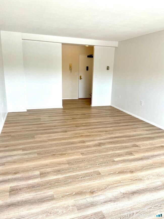 Building Photo - 893 Farmington Ave