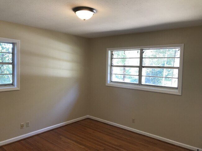 Building Photo - **ON HOLD**3 Bedroom / 1.5 Bathroom Home f...