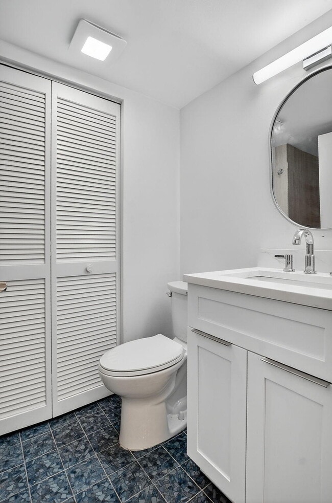 Building Photo - 1010 NE 8th Ave