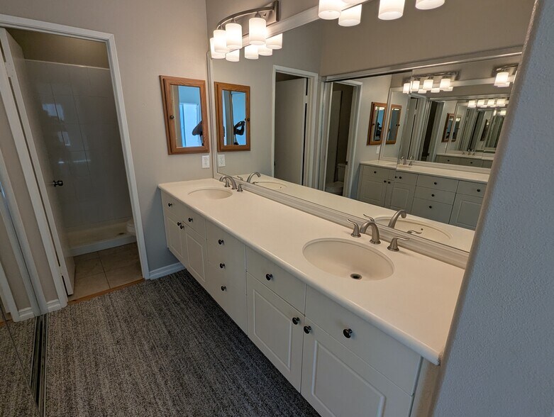 Building Photo - 211 Montana del Lago Dr