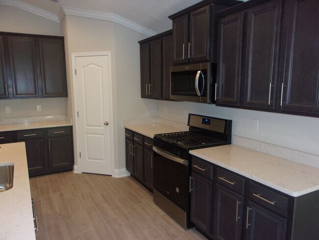 Building Photo - 4 bed/3 bath Beautiful Home with Amenities!