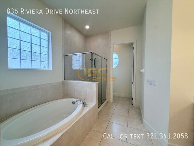 Building Photo - 836 Riviera Dr NE