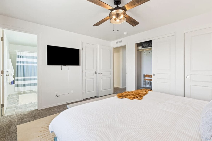 Building Photo - 216 Cliff Swallow Ave