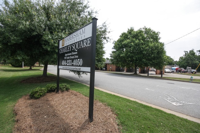Building Photo - Royal Oaks Townhomes