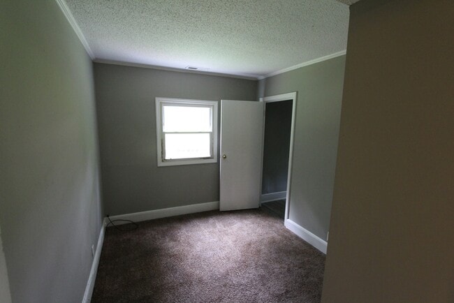 Building Photo - 725 Lucas St