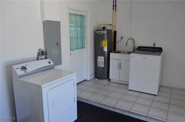 Building Photo - 451 Monterey Ave