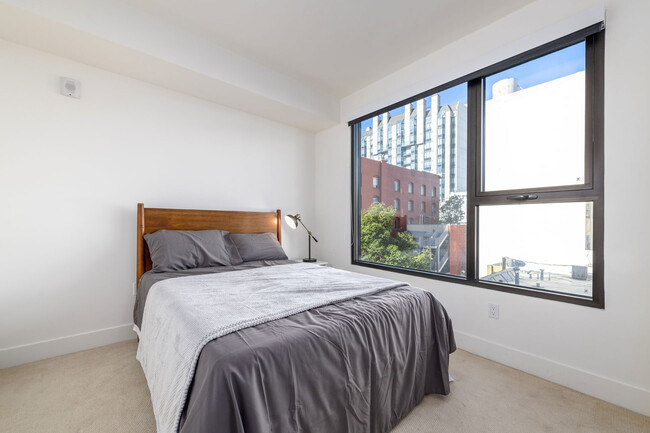 Building Photo - 719 Larkin St