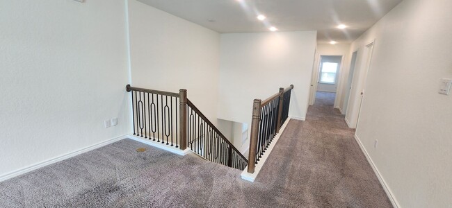 Building Photo - 5-Bedroom 3-Bathroom Home Walking distance to USAA and just mins from Medical Center and UTSA