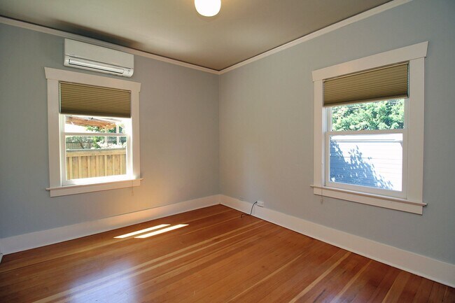 Building Photo - 6435 NE Cleveland Ave