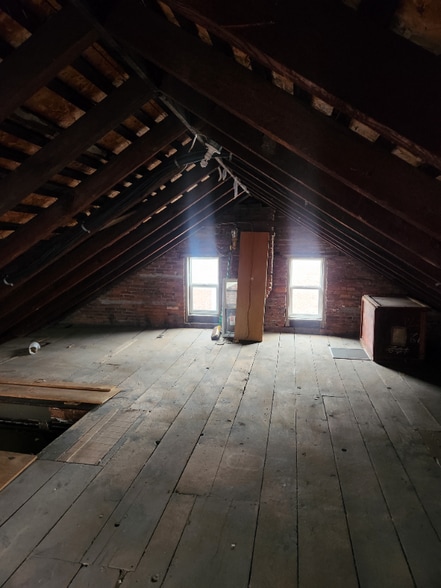 Building Photo - 119 S River St