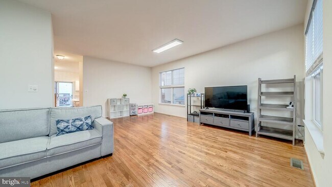 Building Photo - 43520 Laidlow St