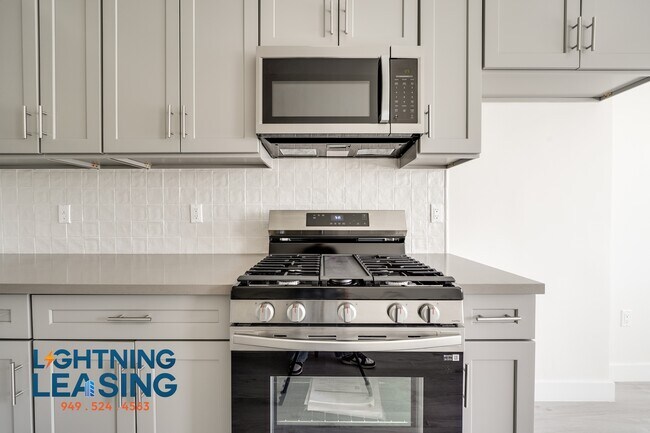 Building Photo - 402 N Coronado St