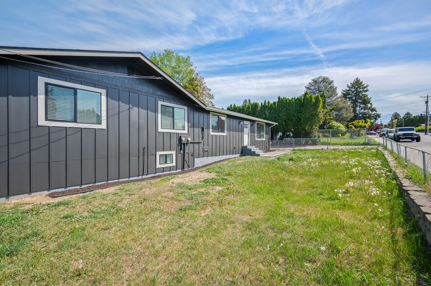 Building Photo - 1301 Clements Cir