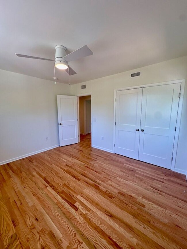 Building Photo - Newly Renovated Three Bedrooms Condo in South Windermere
