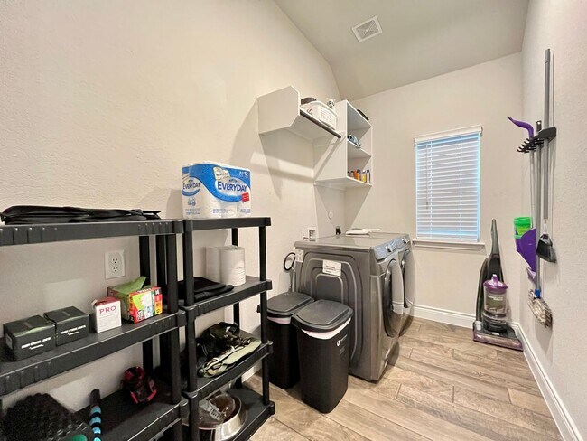 Building Photo - 3 Bedroom/2 Bath Kallison Ranch Subdivision