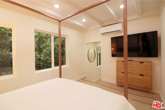 Building Photo - 9042 Phyllis Ave