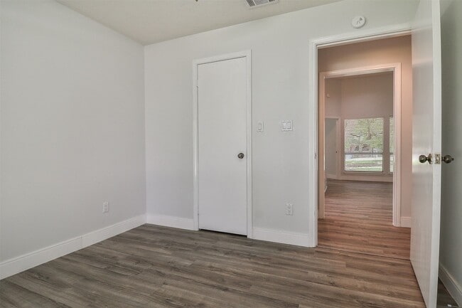 Building Photo - 10910 Scenic Dr