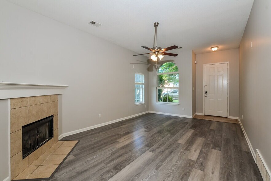 Building Photo - 8280 Dexter Ridge Cove E