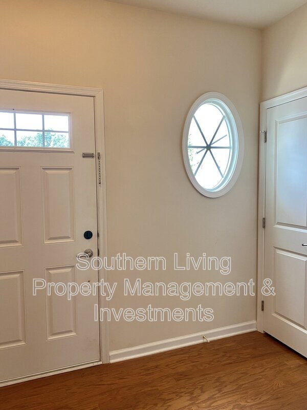 Building Photo - 2601 Silverthorn Dr