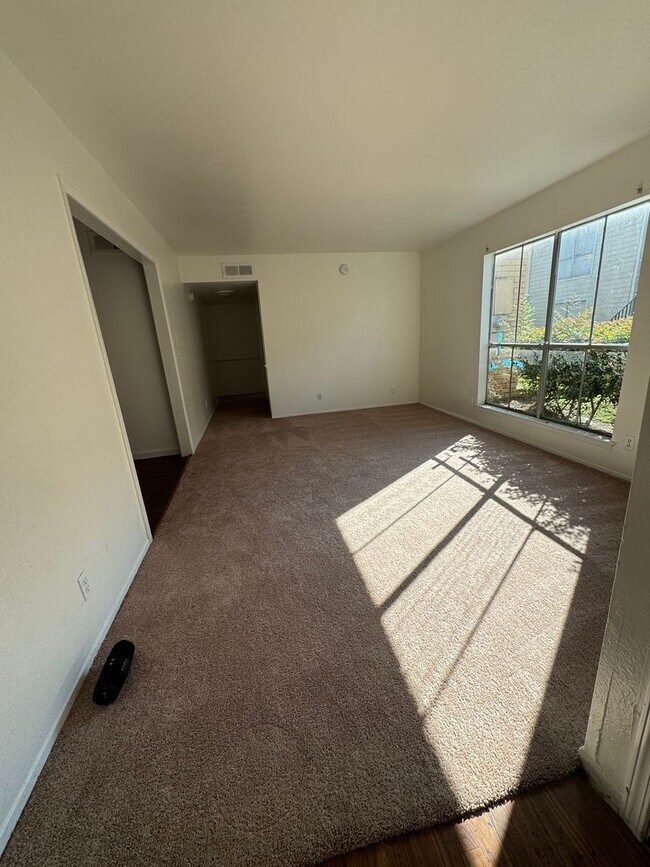 Building Photo - 3bd/2ba First Floor Unit