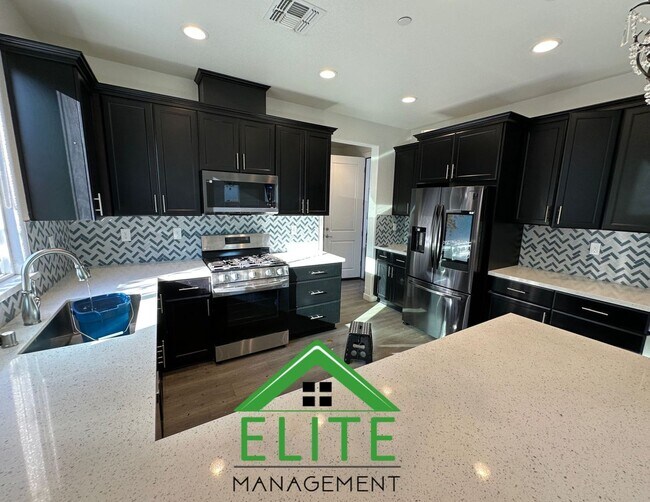 Building Photo - Beautiful 3-Bedroom Home in Desirable Trac...
