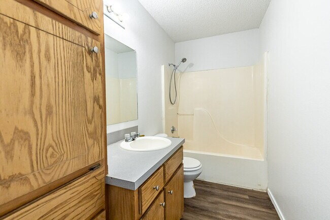 Building Photo - 2 Bedroom House w Large yard