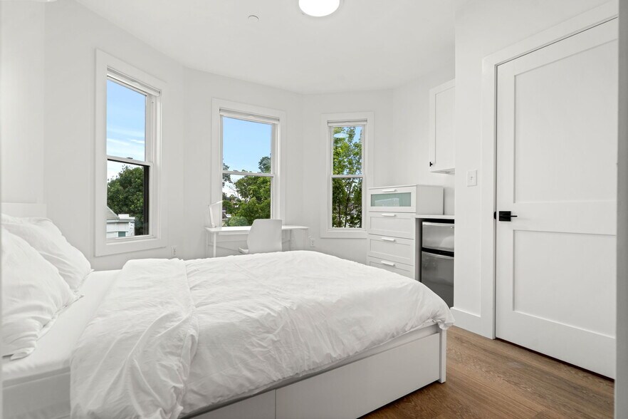 Building Photo - 621 E 8th St