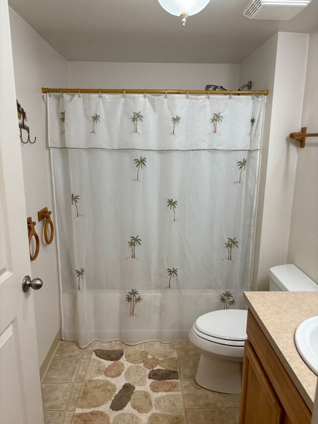 Building Photo - Move-In Ready 2BR/2BA Condo – Fully Furnished, AC, Washer/Dryer, Parking