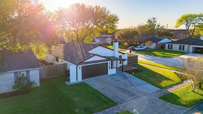 Building Photo - 1102 Ashdale Dr