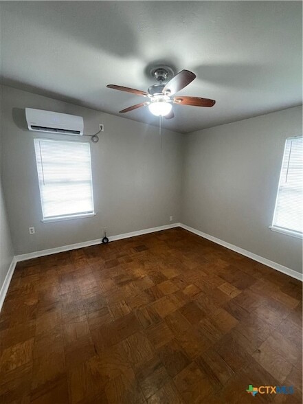 Building Photo - 709 Fern Ln