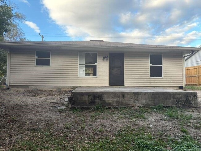 Building Photo - 548 E Walts Ave