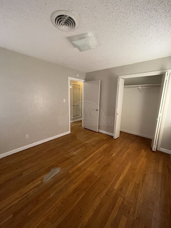 Building Photo - 1100 Pine Dr