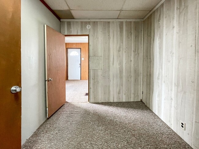 Building Photo - PRELEASING for AUGUST! Close to Campus